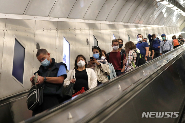 [프라하=AP/뉴시스] AP통신에 따르면 프라하 교통공사는 정오부터 지하철 전 노선 운행이 중단됐고 약 30분 만에 복구됐다고 전했다. 체코 프라하의 한 지하철역에서 마스크를 쓴 시민들이 승강기를 타고 있는 모습. 2025.07.04.