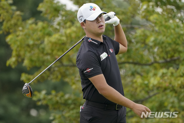 [머매러넥=AP/뉴시스]김시우가 17일(현지시간) 미 뉴욕주 머매러넥의 윙드풋 골프클럽에서 열린&nbsp; 미 프로골프(PGA) 투어 US오픈 1라운드 2번 홀에서 티샷 후 타구를 바라보고 있다. 김시우는 경기가 진행 중인 가운데 2오버파 72타로 공동 55위에 올라 있다. 2020.09.18.