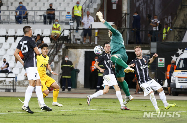 [플로브디프=AP/뉴시스]토트넘 홋스퍼의 손흥민(왼쪽 두 번째)이 17일(현지시간) 불가리아 플로브디프의 로코모티프 플로브디프 경기장에서 열린 2020-21시즌 유로파리그 2차 예선 로코모티프 플로브디프와 경기하고 있다. 손흥민은 풀타임을 뛰며 공격 포인트를 올리지 못했고 토트넘은 2-1로 진땀승을 거뒀다. 2020.09.18.