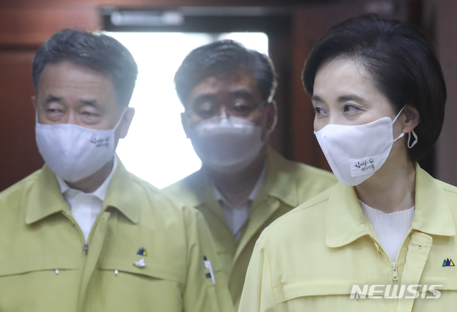 [서울=뉴시스]김명원 기자 = 유은혜 사회부총리 겸 교육부 장관과 박능후 보건복지부 장관 및 국무위원들이 18일 오전 서울 종로구 정부서울청사에서 열린 코로나19 대응 중앙재난안전대책본부(중대본) 회의에 참석해 자리하고 있다. 2020.09.18. kmx1105@newsis.com