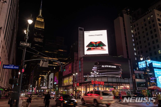 [서울=뉴시스]삼성전자는 갤럭시 Z 폴드2를 18일 전세계에 본격 출시한다고 밝혔다. 사진은 미국 뉴욕 펜실베니아 플라자(Pennsylvania Plaza)에서 운영 중인 '갤럭시 Z 폴드2' 옥외광고. (사진=삼성전자 제공) 2020.09.18. photo@newsis.com