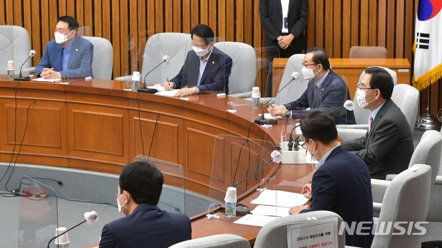 [서울=뉴시스]김선웅 기자 = 주호영 국민의힘 원내대표가 18일 국회에서 열린 원내대책회의에 참석, 모두발언을 하고 있다. (공동취재사진) 2020.09.18. photo@newsis.com