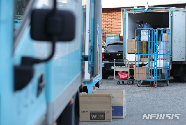 [서울=뉴시스] 박미소 기자 = 18일 오전 서울 한 시내의 물류 센터에서 택배 노동자가 택배 상자를 트럭에 싣고 있다. 2020.09.18. misocamera@newsis.com