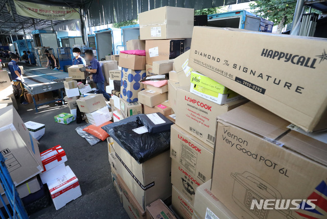 [서울=뉴시스] 박미소 기자 = 전국택배노조가 오는 21일부터 택배 분류작업을 전면 거부한다고 밝힌 가운데 18일 오전 서울 한 시내의 물류센터에서 택배 노동자들이 분류작업을 하고 있다.2020.09.18.&nbsp; misocamera@newsis.com