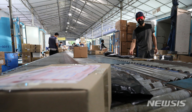 [서울=뉴시스] 박미소 기자 = 전국택배노조가 오는 21일부터 택배 분류작업을 전면 거부한다고 밝힌 가운데 18일 오전 서울 한 시내의 물류센터에서 택배 노동자들이 분류작업을 하고 있다.2020.09.18. misocamera@newsis.com