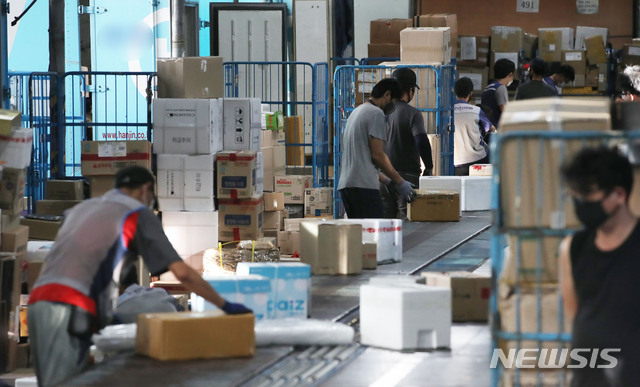 [서울=뉴시스] 박미소 기자 = 전국택배노조가 오는 21일부터 택배 분류작업을 전면 거부한다고 밝힌 가운데 18일 오전 서울 한 시내의 물류센터에서 택배 노동자들이 분류작업을 하고 있다.2020.09.18. misocamera@newsis.com