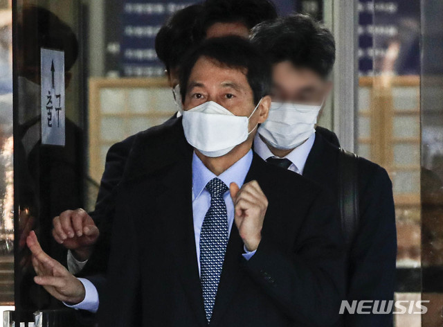 [서울=뉴시스] 박민석 기자 = '사법농단 의혹'으로 재판에 넘겨진 이태종 전 서울서부지법원장이 지난해 9월 서울 서초구 서울중앙지법에서 열린 1심 선고 공판에서 무죄를 선고받은 뒤 법원을 나서고 있다. 2020.09.18. mspark@newsis.com