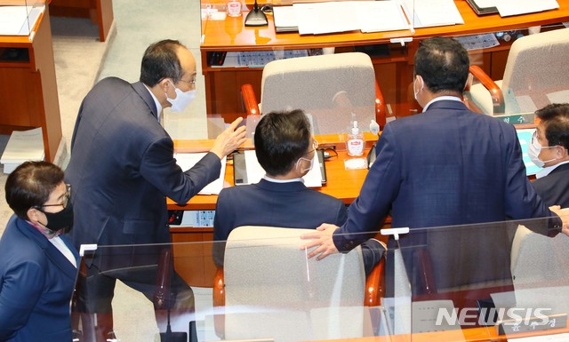 [서울=뉴시스]김진아 기자 = 국민의힘 추경호 예결위 간사(왼쪽 두번째)와 의원들이 18일 국회 예산결산특별위원회 전체회의에서 4차 추경안에 대해 논의하고 있다. (공동취재사진) 2020.09.18. photo@newsis.com