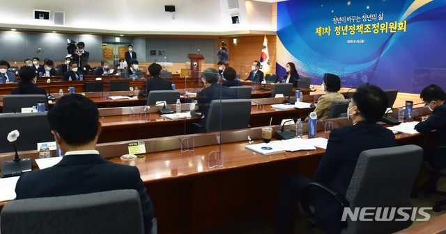 [서울=뉴시스]김명원 기자 = 정세균 국무총리가 18일 서울 종로구 세종대로 정부서울청사 별관 국제회의장에서 열린 '청년정책 조정위원회 제1기 민간위원 위촉 및 위원회'에 참석해 발언을 하고 있다. '청년정책위원회'는 청년기본법 시행 관련 국무조정실 산하에 설치된 청년 정책 총괄 기구로 위원장인 정세균 국무총리 등 정부위원 20명, 민간위원 20명으로 구성됐다. 2020.09.18.&nbsp; photo@newsis.com