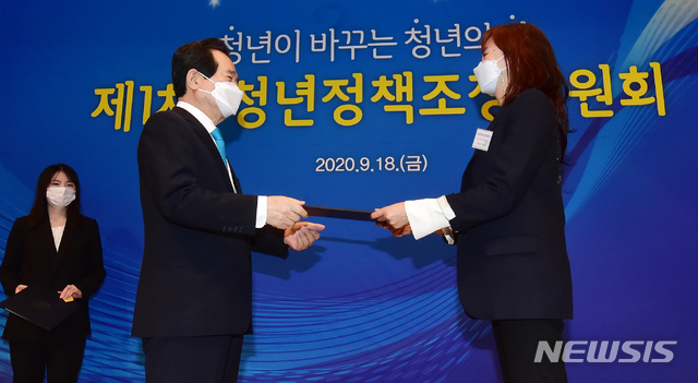 [서울=뉴시스]김명원 기자 = 정세균 국무총리가 18일 서울 종로구 세종대로 정부서울청사 별관 국제회의장에서 열린 '청년정책 조정위원회 제1기 민간위원 위촉식'에 참석해 이승윤 민간부위원장(중앙대 사회복지학부 교수)에게 위촉장을 수여하고 있다. 2020.09.18. photo@newsis.com