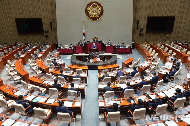 [서울=뉴시스]김진아 기자 = 홍남기 경제부총리 겸 기획재정부 장관이 18일 국회에서 열린 예산결산특별위원회 전체회의에서 제안설명을 하고 있다. (공동취재사진) 2020.09.18. photo@newsis.com