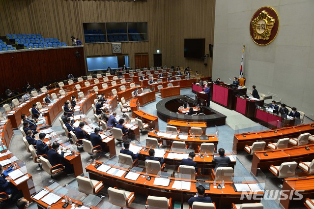 [서울=뉴시스]김진아 기자 = 홍남기 경제부총리 겸 기획재정부 장관이 18일 국회에서 열린 예산결산특별위원회 전체회의에서 제안설명을 하고 있다. (공동취재사진) 2020.09.18. photo@newsis.com