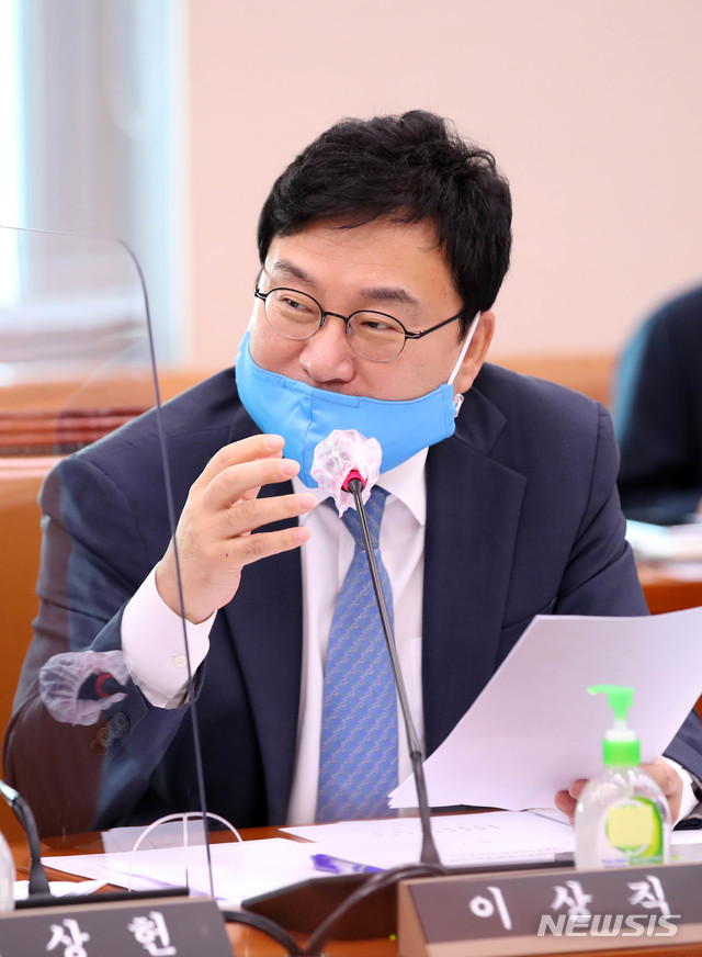 [서울=뉴시스]김선웅 기자 = 이상직 더불어민주당 의원이 18일 오전 서울 여의도 국회에서 열린 문화체육관광위원회 전체회의에서 질의하고 있다. 2020.09.18 mangusta@newsis.com