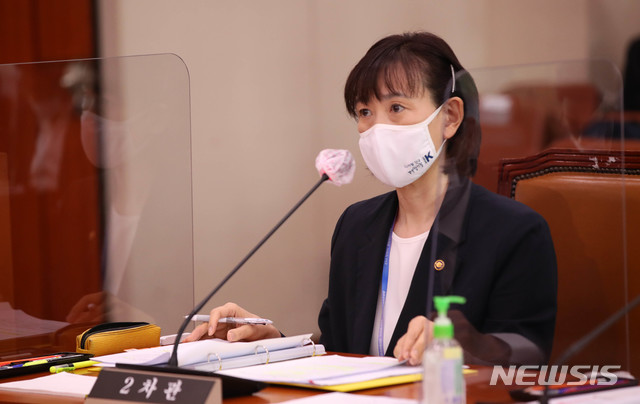 [서울=뉴시스]김선웅 기자 = 최윤희 문체부 2차관이 18일 오전 서울 여의도 국회에서 열린 문화체육관광위원회 전체회의에 참석하고 있다. 2020.09.18 mangusta@newsis.com