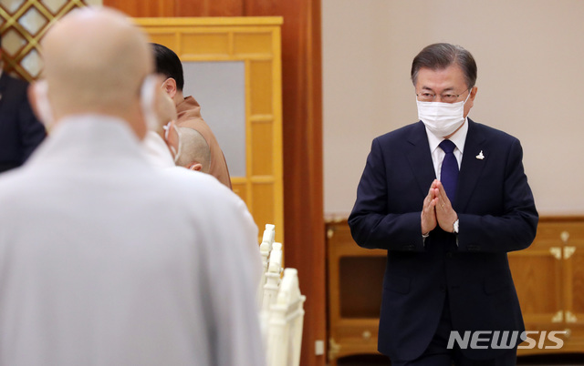 [서울=뉴시스]박영태 기자 = 문재인 대통령이 18일 오전 청와대 본관에서 열린 한국 불교지도자 초청 간담회에 참석하고 있다. 2020.09.18.since1999@newsis.com