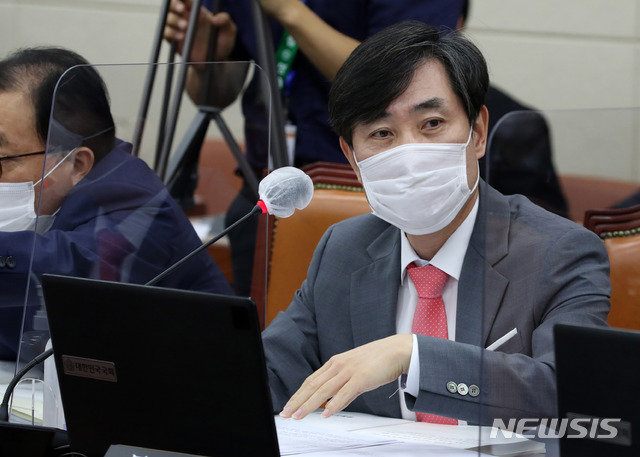 [서울=뉴시스]김선웅 기자 = 하태경 국민의힘 의원이 18일 오전 서울 여의도 국회 국방위원회에서 열린 원인철 합참의장 후보자 인사청문회에서 질의를 하고 있다. (공동취재사진) 2020.09.18.&nbsp; photo@newsis.com