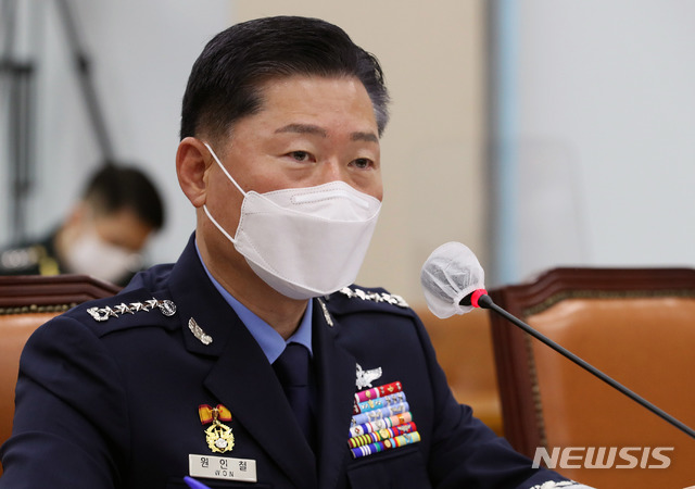 [서울=뉴시스]김선웅 기자 = 원인철 합참의장 후보자가 18일 오전 서울 여의도 국회 국방위원회에서 열린 인사청문회에 출석해 의원들 질의에 답하고 있다. 원 후보자의 청문회는 위장전입 의혹과 대북 대비태세, 전시작전통제권 전환 등이 쟁점이 될 예정이다. (공동취재사진) 2020.09.18. photo@newsis.com