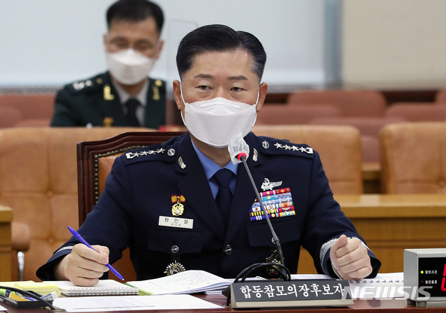 [서울=뉴시스]김선웅 기자 = 원인철 합참의장 후보자가 18일 오전 서울 여의도 국회 국방위원회에서 열린 인사청문회에 출석해 의원들 질의에 답하고 있다. 원 후보자의 청문회는 위장전입 의혹과 대북 대비태세, 전시작전통제권 전환 등이 쟁점이 될 예정이다. (공동취재사진) 2020.09.18. photo@newsis.com