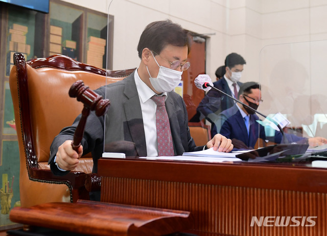 [서울=뉴시스] 김선웅 기자 = 도종환 국회 문체위원장이 18일 서울 여의도 국회에서 열린 문화체육관광위원회 전체회의에서 의사봉을 두드리고 있다. (공동취재사진) 2020.09.18. photo@newsis.com