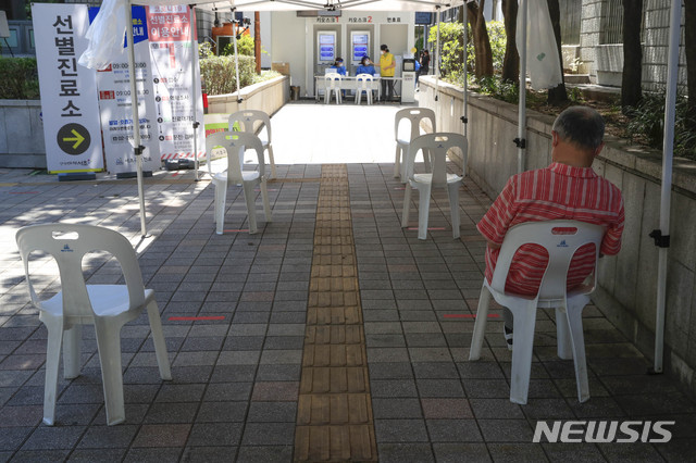 [서울 뉴시스] 박민석 기자 = 국내 신종 코로나바이러스 감염증(코로나19) 신규 확진자가 126명으로 36일째 세자릿수를 유지하고 있는 18일 오전 서울 서초구 서초구보건소 코로나19 선별진료소 대기줄이 한산한 모습을 보이고 있다. 2020.09.18.&nbsp;&nbsp; mspark@newsis.com