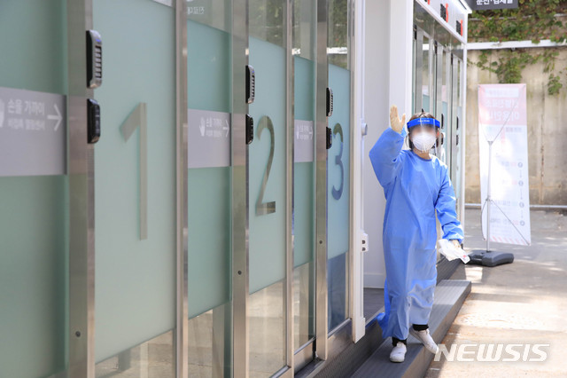 [서울 뉴시스] 박민석 기자 = 지난18일 오전 서울 서초구 서초구보건소 코로나19 선별진료소에서 의료진이 검사자를 부르고 있다. 2020.09.18. mspark@newsis.com