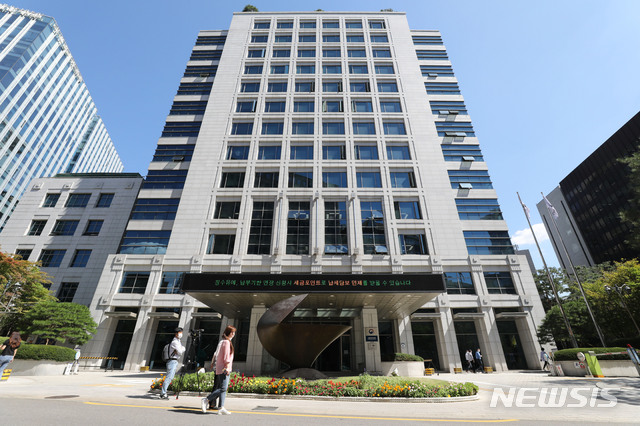 [서울=뉴시스] 박미소 기자 = 서울지방국세청 관련 신종 코로나바이러스 감염증(코로나19) 확진자 5명이 발생한 18일 오전 서울 종로구 서울지방국세청에서 국세청이 보이고 있다. 2020.09.18. misocamera@newsis.com