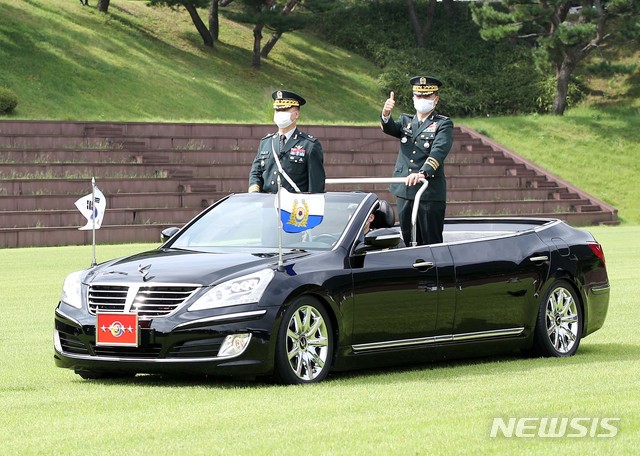 [서울=뉴시스]18일 계룡대에서 열린 ‘제48대 육군참모총장 이임 및 전역식’에서 신임 국방부장관으로취임을 앞둔 서욱 육군참모총장이 열병하고 있다. (사진=육군 제공) 2020.09.18. photo@newsis.com