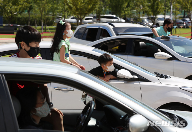 [서울=뉴시스] 고승민 기자 = 18일 서울 마포구 문화비축기지에서 서울시와 서울문화재단 주최로 열린 '서커스 카라반(CIRCUS CARAVAN)' 드라이브인 공연에서 참석 관객 어린이들이 공연을 관람하고 있다. 서커스 축제는 18일부터 10월 11일까지 한 달 간 마포구 문화비축기지에서 열린다. 100% 사전 예약제이며 무료다. 2020.09.18.kkssmm99@newsis.com