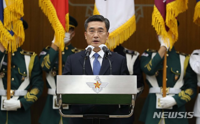 [서울=뉴시스]18일 서울 용산구 국방부 대회의실에서 열린 제46·47대 국방부 장관 이·취임식에서 서욱 신임 국방부 장관이 취임사를 하고 있다. (사진=국방일보 제공) 2020.09.18. photo@newsis.com