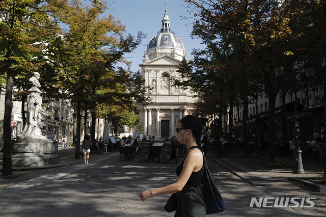 [파리=AP/뉴시스]지난 17일(현지시간) 프랑스 파리 소재 소르본 대학 앞을 마스크를 착용한 시민이 걸어가고 있다. 2020.09.28.