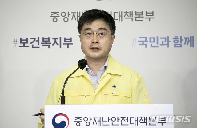 [서울=뉴시스]윤태호 중앙사고수습본부 방역총괄반장이 18일 세종시 정부세종청사에서 중앙재난안전대책본부 정례브리핑을 하고 있다. (사진=보건복지부 제공) 2020.09.18.&nbsp; photo@newsis.com
