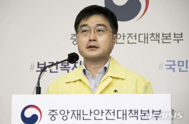[서울=뉴시스]윤태호 중앙사고수습본부 방역총괄반장이 18일 세종시 정부세종청사에서 중앙재난안전대책본부 정례브리핑을 하고 있다. (사진=보건복지부 제공) 2020.09.18.&nbsp; photo@newsis.com