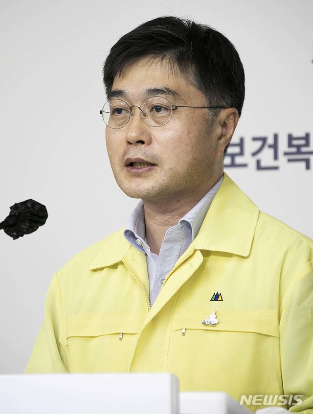 [서울=뉴시스]윤태호 중앙사고수습본부 방역총괄반장이 18일 세종시 정부세종청사에서 중앙재난안전대책본부 정례브리핑을 하고 있다. (사진=보건복지부 제공) 2020.09.18. photo@newsis.com