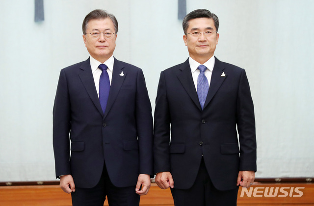 [서울=뉴시스]박영태 기자 = 문재인 대통령이 18일 오후 청와대 본관에서 서욱 신임 국방부 장관에게 임명장을 수여한 후 기념촬영을 하고 있다. 2020.09.18.&nbsp; since1999@newsis.com