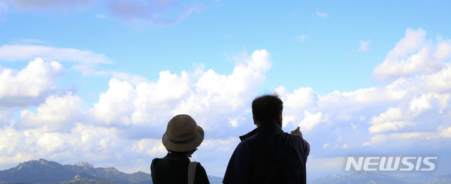 [서울=뉴시스] 박민석 기자 = 시민들이 지난 18일 오후 서울 중구 남산에서 파란 하늘을 바라보고 있다. 2020.09.18. mspark@newsis.com