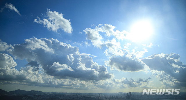 [서울=뉴시스] 박민석 기자 = 18일 오후 서울 용산구 N서울타워에서 바라본 가을 하늘이 청명한 모습을 보이고 있다. 2020.09.18. mspark@newsis.com