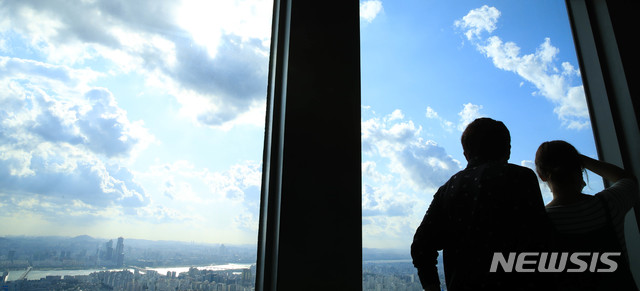 [서울=뉴시스] 박민석 기자 = 18일 오후 서울 용산구 N서울타워에서 바라본 가을 하늘이 청명한 모습을 보이고 있다. 2020.09.18. mspark@newsis.com