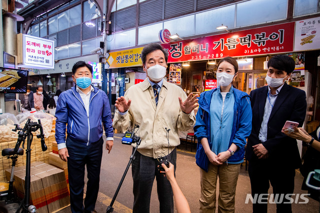 [서울=뉴시스] 김진아 기자 = 이낙연 더불어민주당 대표가 18일 오후 서울 종로구 통인시장 방문을 마치고 취재진의 질문에 답하고 있다. (공동취재사진) 2020.09.18. photo@newsis.com
