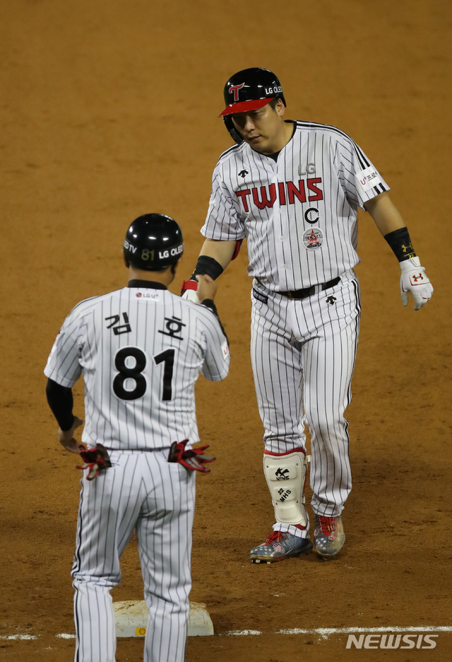 [서울=뉴시스] 조수정 기자 = 18일 오후 서울 송파구 잠실야구장에서 열린 '2020 프로야구 KBO 리그' 롯데 자이언츠와 LG 트윈스의 경기에서 LG 김현수가 3회말 2사 2루에서 1타점 적시타를 친 뒤 김호 코치와 하이파이브 하고 있다. KBO 역대 8번째 4년 연속 150안타다. 2020.09.18. chocrystal@newsis.com