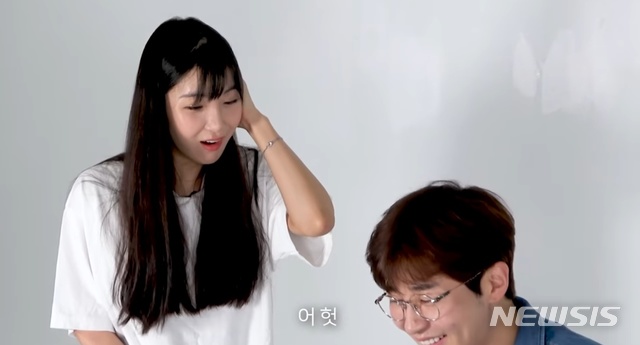 [서울=뉴시스] 그룹 레인보우 출신 조현영, 래퍼 딘딘. (사진 = 유튜브 '조현영티비' 영상 캡쳐) photo@newsis.com