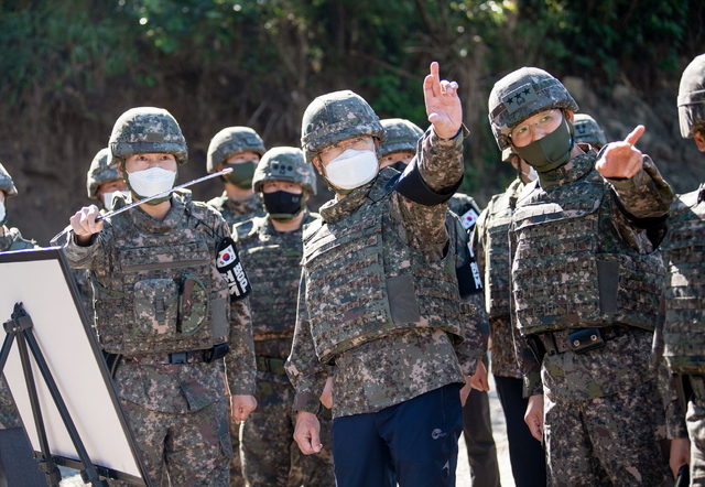 [서울=뉴시스] 국방부장관, 화살머리고지 현장방문. 2020.09.19. (사진=국방부 제공)