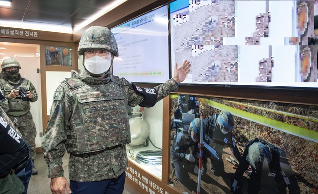 [서울=뉴시스] 국방부장관, 화살머리고지 현장방문. 2020.09.19. (사진=국방부 제공)