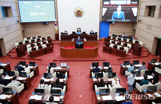 [창원=뉴시스] 홍정명 기자=김경수 경남도지사가 19일 도의회 본회의장에서 경남도와 경남청년정책네트워크 주최로 열린 '2020 청년의회'에 참석해 인사말을 하고 있다.(사진=경남도 제공) 2020.09.19.  photo@newsis.com