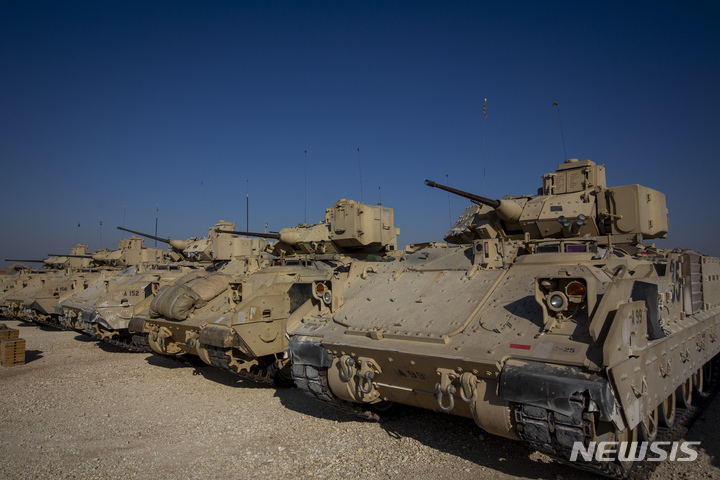 [시리아=AP/뉴시스] 시리아 동북부에서 작전 중인 미군 브래들리 장갑차. 자료사진. 2025.04.19