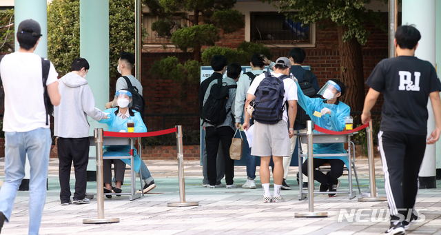 [서울=뉴시스] 조수정 기자 = 지난 19일 오전 서울 시내 한 학교에서 2020년 제2차 경찰공무원(순경) 채용 필기시험 응시생들이 시험장으로 향하며 발열확인을 받고 있다. 2020.09.19. chocrystal@newsis.com