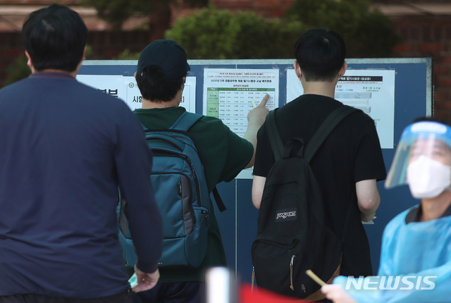 [서울=뉴시스] 조수정 기자 = 지난 19일 오전 서울 시내 한 학교에서 2020년 제2차 경찰공무원(순경) 채용 필기시험 응시생들이 시험장으로 향하고 있다. 2020.09.19. chocrystal@newsis.com