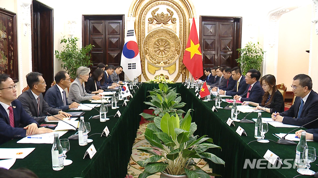 [서울=뉴시스] 조수정 기자 = 강경화 외교부 장관이 18일(현지시간) 베트남 하노이에서 팜 빙 밍 베트남 부총리 겸 외교장관과 회담하고 있다. (사진=외교부 제공) 2020.09.19. photo@newsis.com