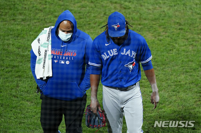 [필라델피아=AP/뉴시스]마운드 떠나는 라파엘 돌리스(오른쪽). 2020.09.19. 