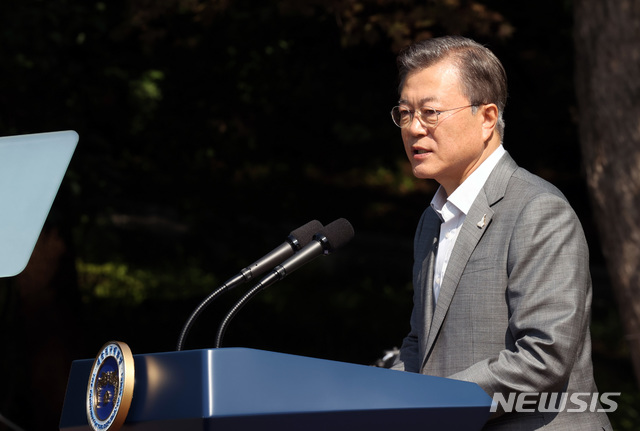 [서울=뉴시스]박영태 기자 = 문재인 대통령이 19일 오전 청와대 녹지원에서 열린 제1회 청년의날 기념식에서 기념사를 하고 있다. 2020.09.19.since1999@newsis.com