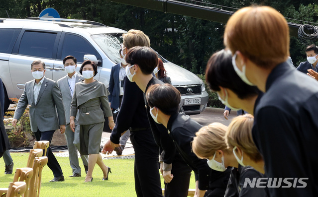 [서울=뉴시스]박영태 기자 = 문재인 대통령과 부인 김정숙 여사가 19일 오전 청와대 녹지원에서 열린 제1회 청년의 날 기념식에 입장하고 있다. 2020.09.19.since1999@newsis.com